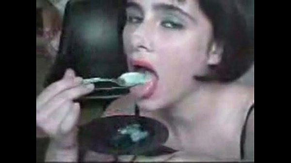 Sperma pornofilm, Ans eet lekker een bordje sperma leeg